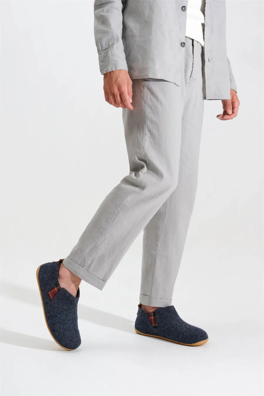Graue Filz-Slipper mit Kork-Sohle, getragen zu heller Leinenhose.