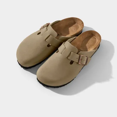 Beige Pantoletten mit Schnalle und geformtem Fußbett aus Kork.