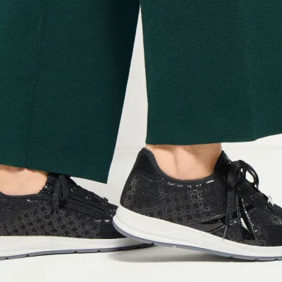 Schwarze Sneaker mit Musterprägung, Schnürung, seitlichem Reißverschluss, weißer Sohle