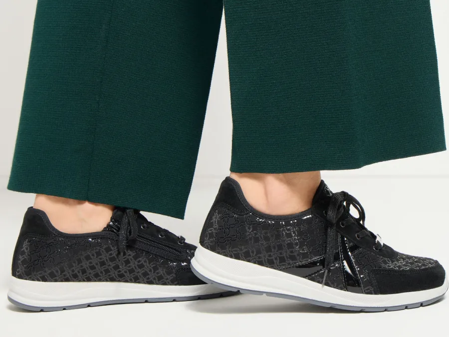 Schwarze Sneaker mit Musterprägung, Schnürung, seitlichem Reißverschluss, weißer Sohle