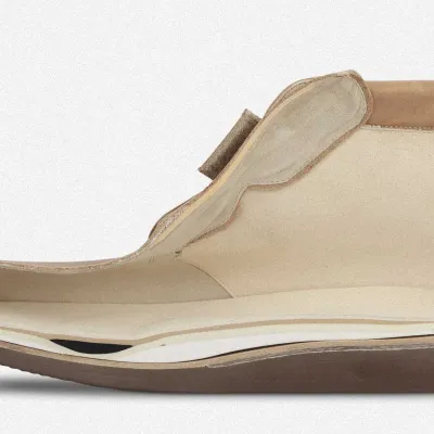 Orthopädischer Schuh im Querschnitt zeigt Sohlenaufbau und Polsterung
