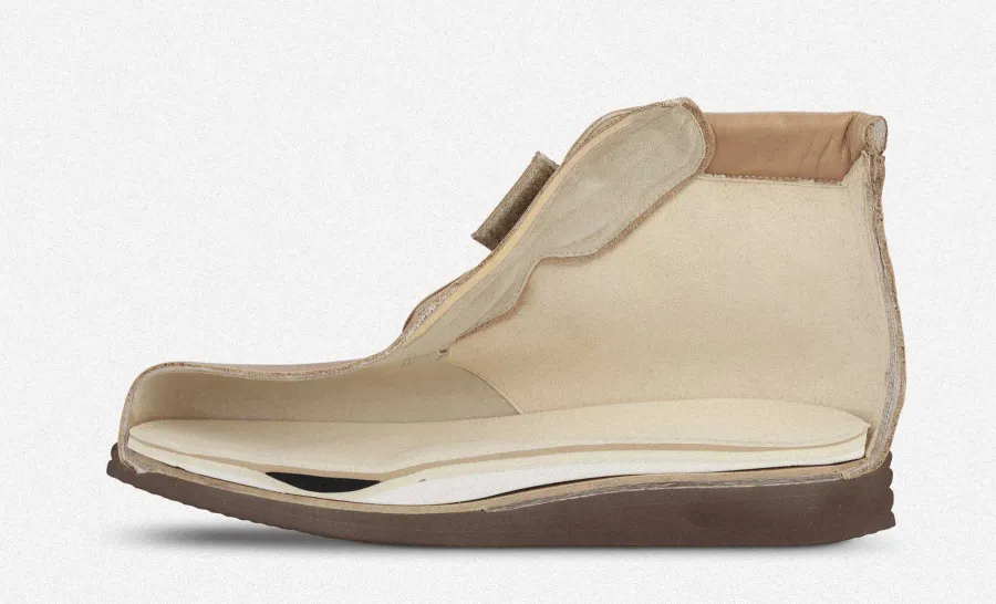 Orthopädischer Schuh im Querschnitt zeigt Sohlenaufbau und Polsterung