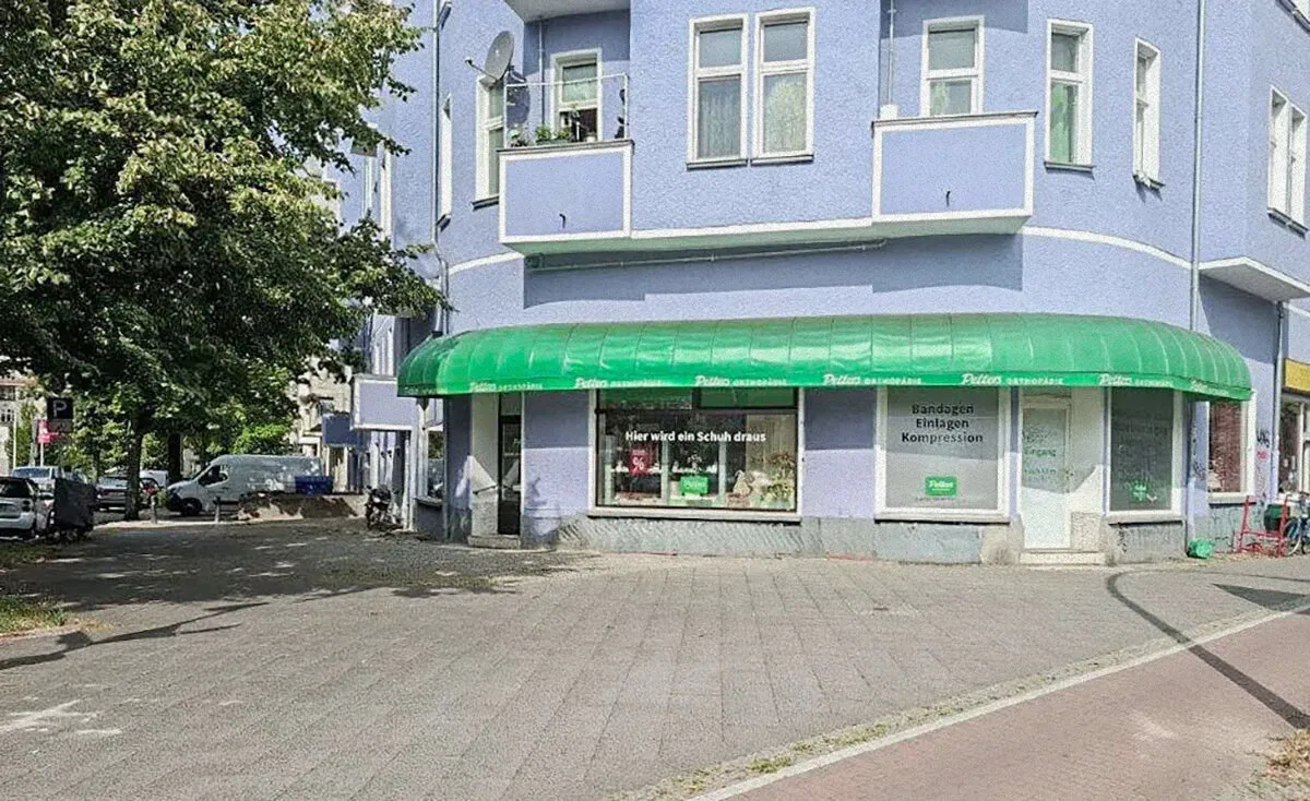Petters Orthopädie Filiale an Straßenecke mit grüner Markise in Berlin Pankow