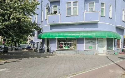 Petters Orthopädie Filiale an Straßenecke mit grüner Markise in Berlin Pankow