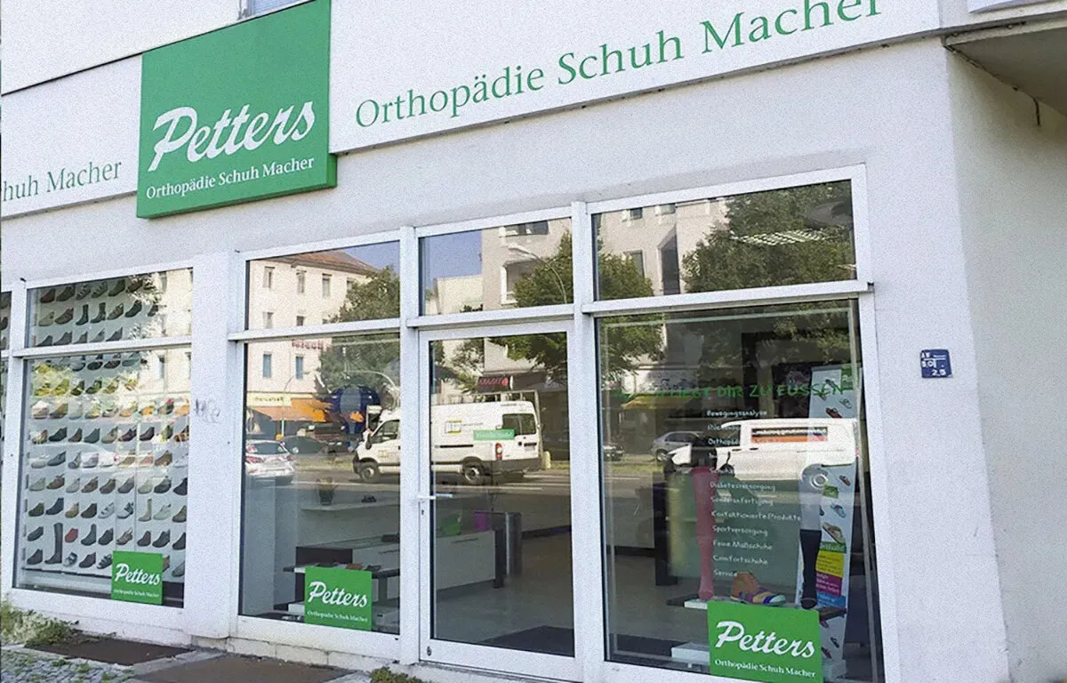Ladenfront Petters Orthopädie Schuh Macher mit Schaufenstern voller Schuhe