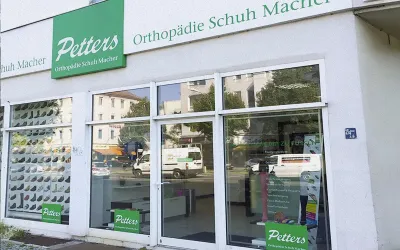 Ladenfront Petters Orthopädie Schuh Macher mit Schaufenstern voller Schuhe