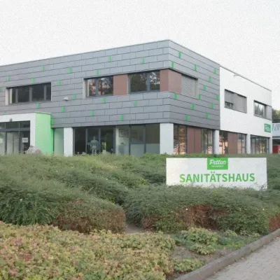 Petters Sanitätshaus Gera, Flachbau mit Schild hinter Hecken