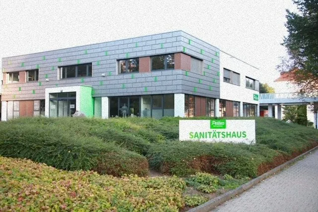 Gebäude des Petters Sanitätshauses in Gera mit Schild und Eingang