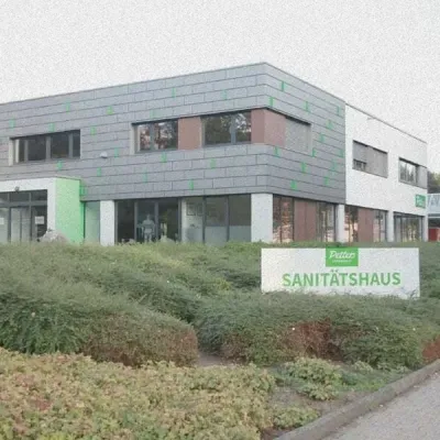 Petters Sanitätshaus Gera, zweistöckiges Gebäude mit grüner Fassade