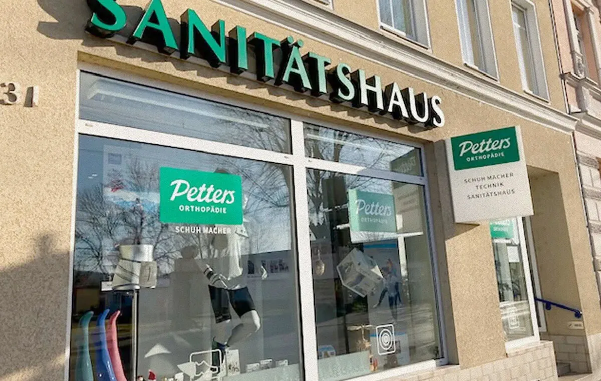 Filiale Petters Orthopädie in der Reichsstraße 31 mit Sanitätshaus-Schriftzug