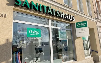 Filiale Petters Orthopädie in der Reichsstraße 31 mit Sanitätshaus-Schriftzug