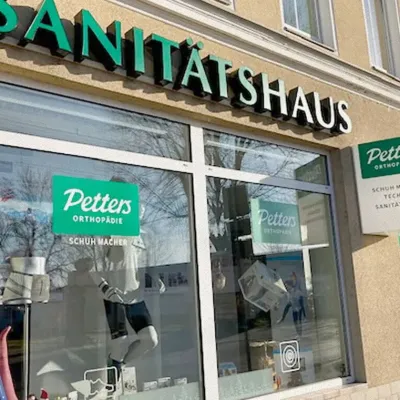 Filiale Petters Orthopädie in der Reichsstraße 31 mit Sanitätshaus-Schriftzug