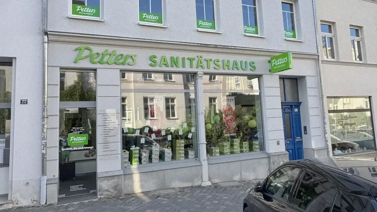 Petters Sanitätshaus Filiale mit Schaufenster und grünem Logo an Fassade