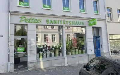 Petters Sanitätshaus Filiale mit Schaufenster und grünem Logo an Fassade