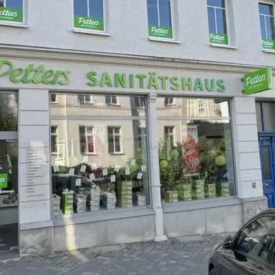 Petters Sanitätshaus Filiale mit Schaufenster und grünem Logo an Fassade
