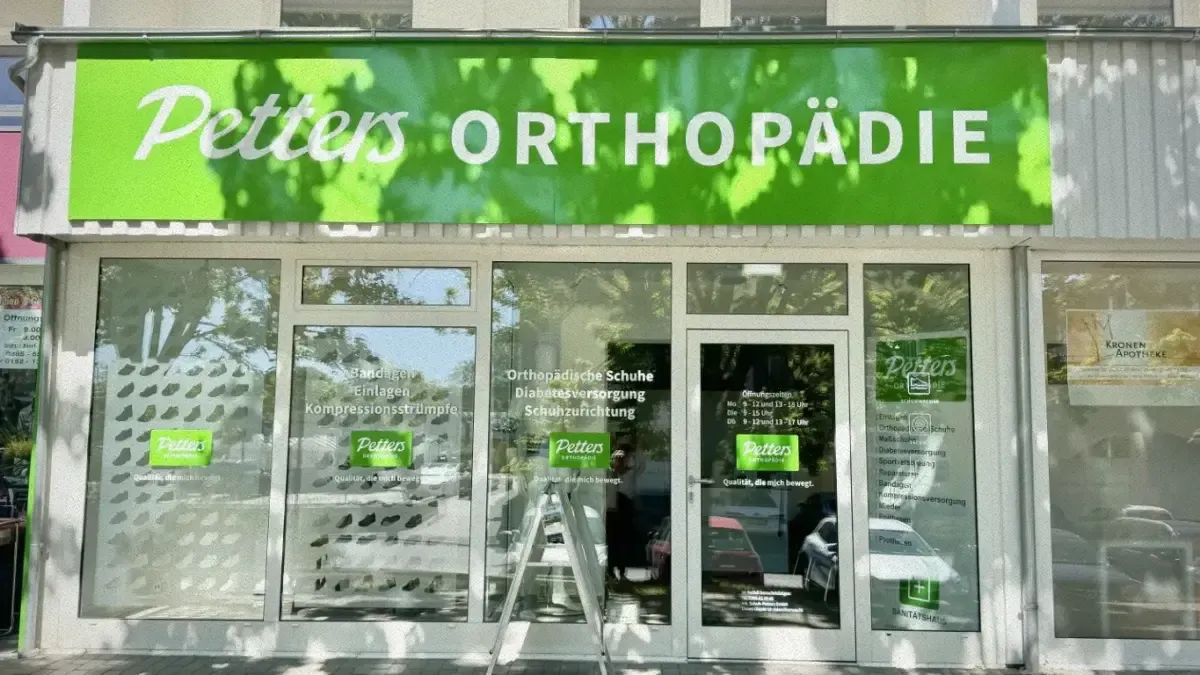 Filiale Petters Orthopädie mit grünem Schriftzug und Schaufenstern in Gera