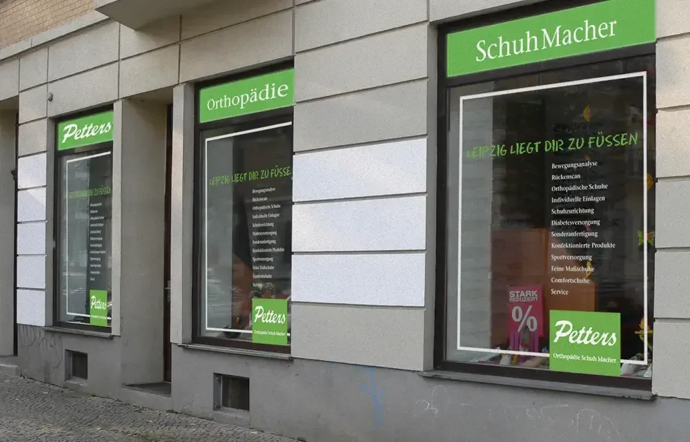 Petters Schaufenster mit Leistungsübersicht und Schriftzug SchuhMacher, Leipzig