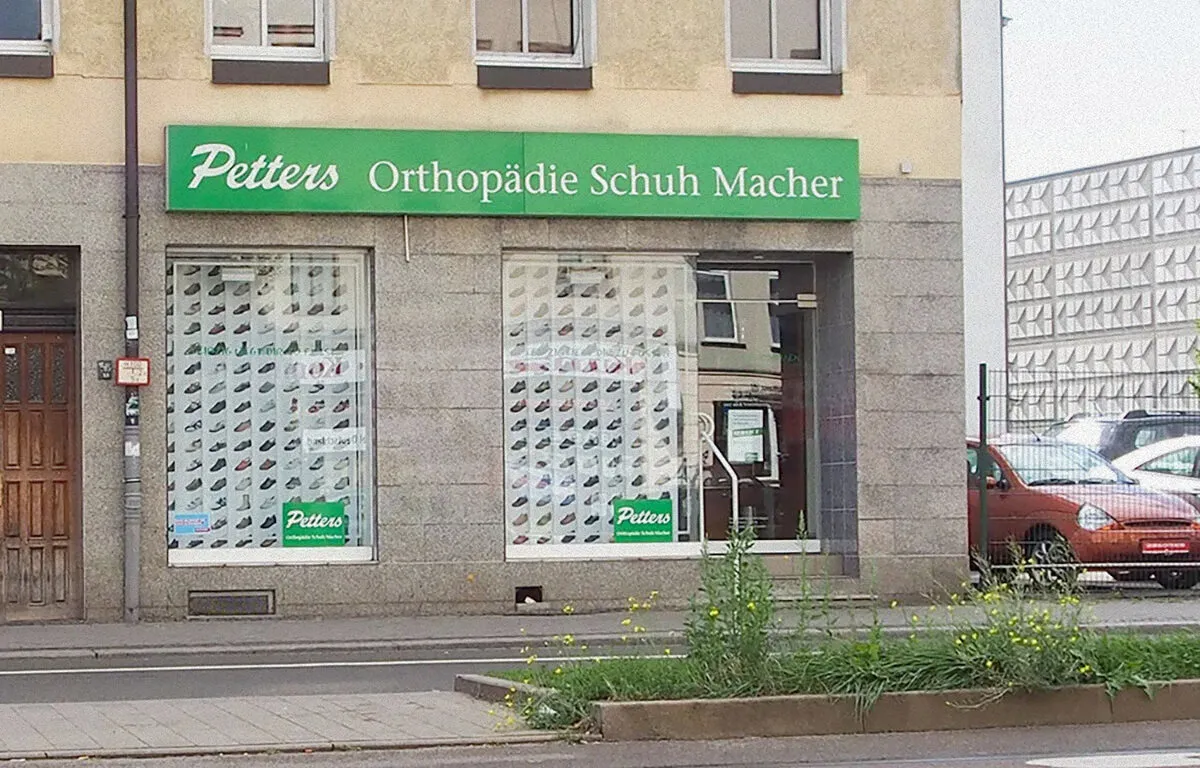 Filiale Petters Orthopädie Schuh Macher mit grünem Schriftzug in Leipzig Gohlis
