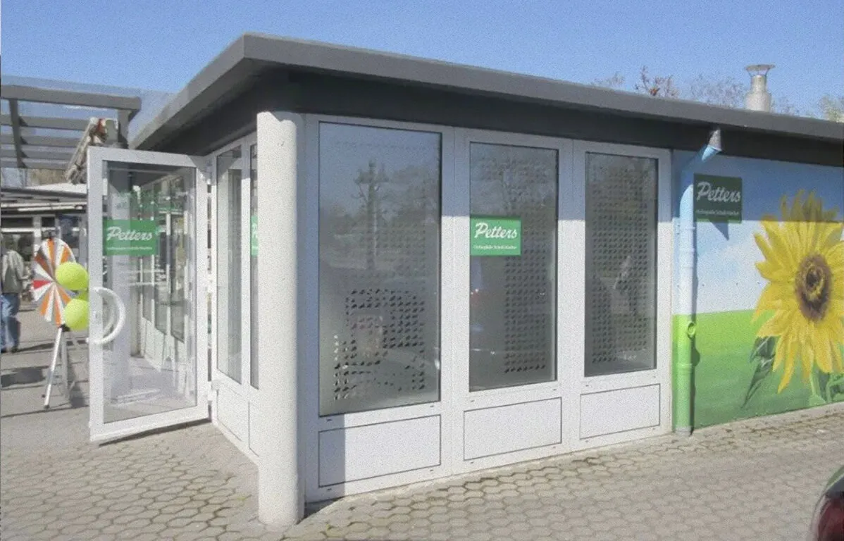 Petters-Filiale Leipzig Grünau mit Sonnenblumen-Wandbild und Luftballons am Eingang