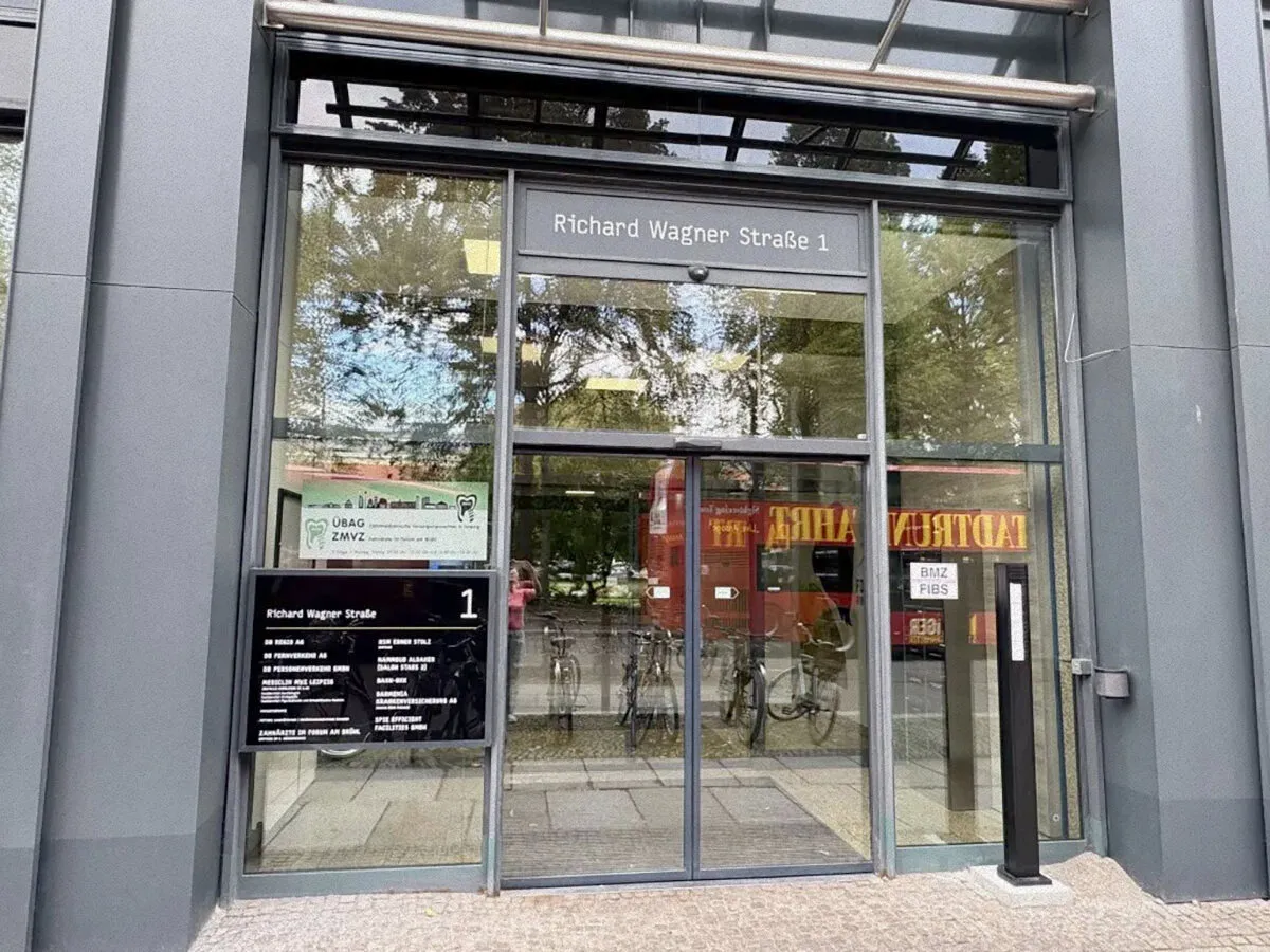 Glaseingang Richard Wagner Straße 1 mit Mieterverzeichnis und Schiebetür