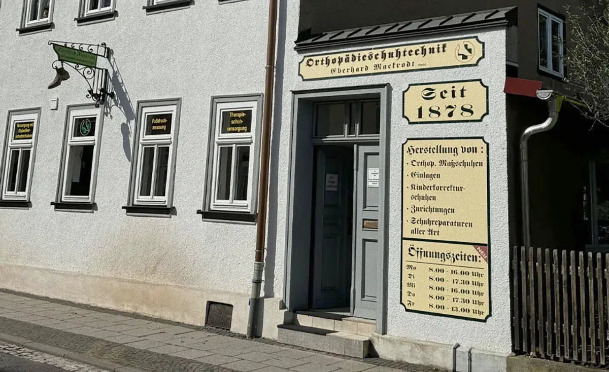Ladenfassade mit Schildern zu Orthopädieschuhtechnik und Öffnungszeiten, seit 1878.