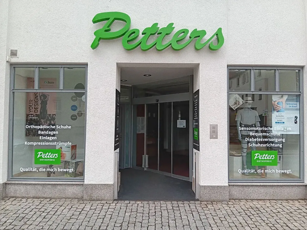 Filiale Weißenfels mit Petters-Schriftzug, Eingang und Schaufenstern