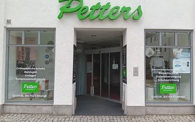 Filiale Weißenfels mit Petters-Schriftzug, Eingang und Schaufenstern