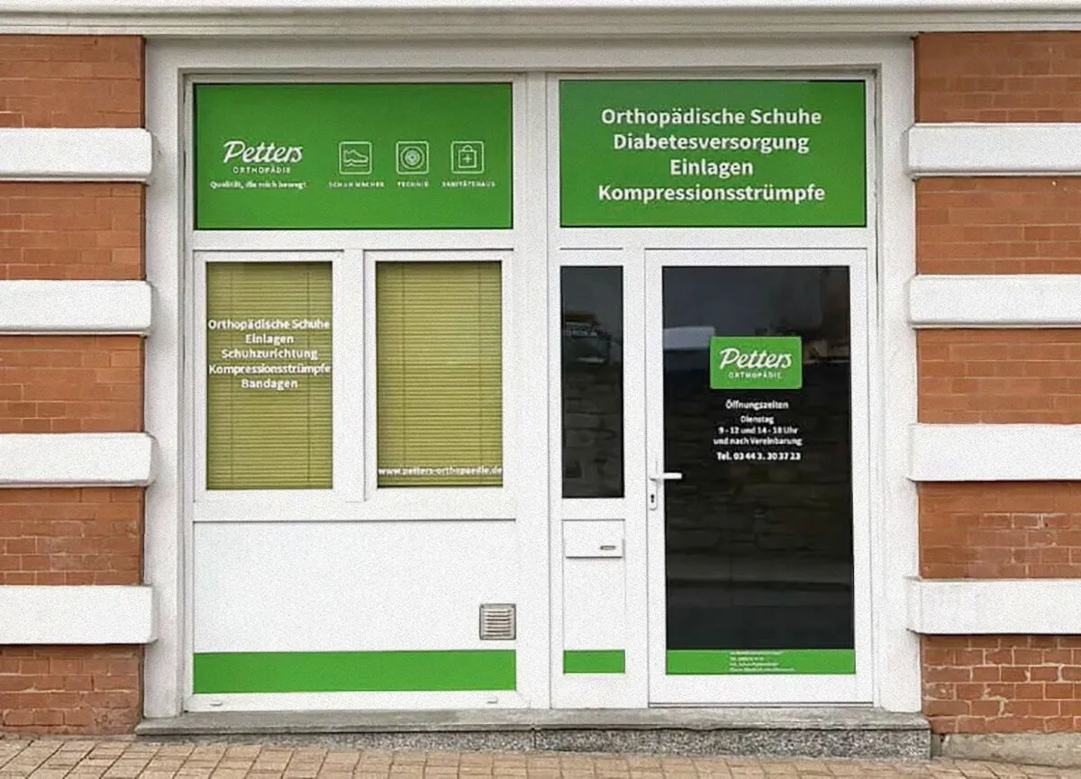 Filialeingang Petters Orthopädie in Zeitz mit Öffnungszeiten und Angebot am Schaufenster