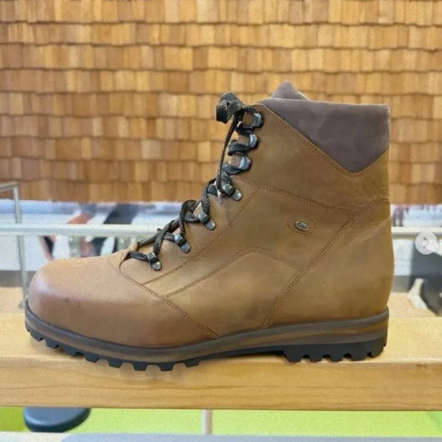 Brauner Wanderstiefel mit Profilsohle, seitliche Schnürung, auf Holzbank