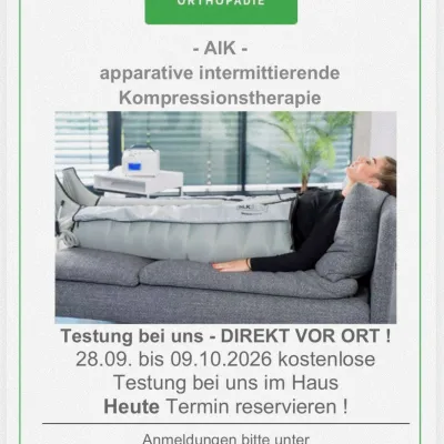 Frau entspannt auf Sofa mit Kompressionstherapie-Gerät an den Beinen