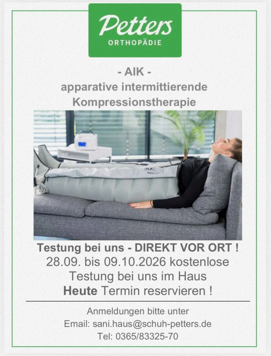 Frau entspannt auf Sofa mit Kompressionstherapie-Gerät an den Beinen