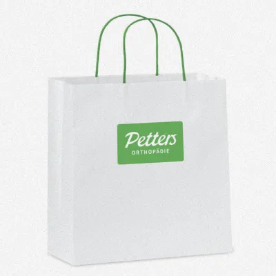 Weiße Papiertragetasche mit grünen Kordelgriffen und Petters Orthopädie Logo