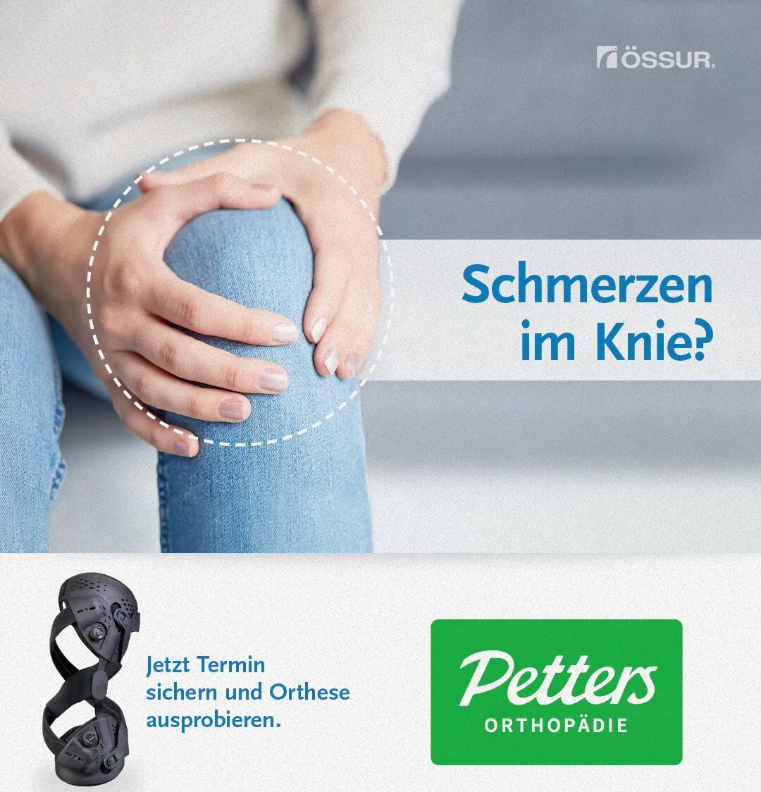 Hände umfassen schmerzendes Knie, daneben Knieorthese von Össur zum Ausprobieren.