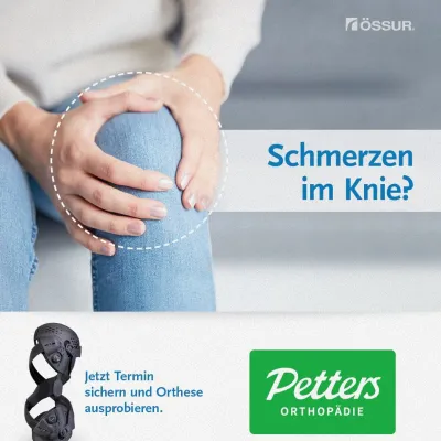 Hände umfassen schmerzendes Knie, daneben Knieorthese von Össur zum Ausprobieren.