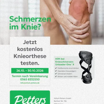 Hände umfassen schmerzendes Knie, daneben Knieorthese von Össur zum Ausprobieren.