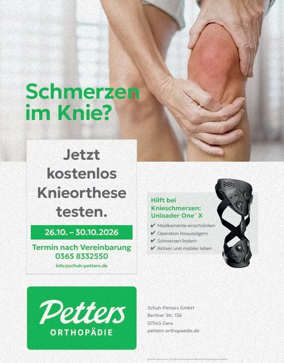 Hände umfassen schmerzendes Knie, daneben Knieorthese von Össur zum Ausprobieren.