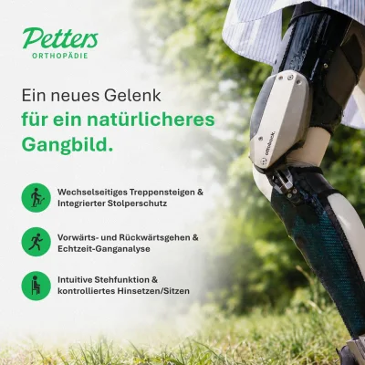 Beinprothese mit mechanischem Kniegelenk auf einer Wiese