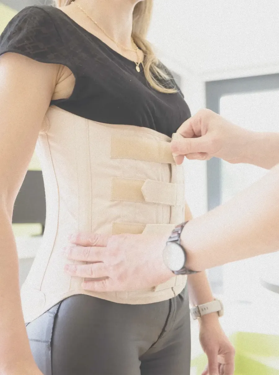 Anpassung eines orthopädischen Mieders mit Klettverschlüssen am Rumpf