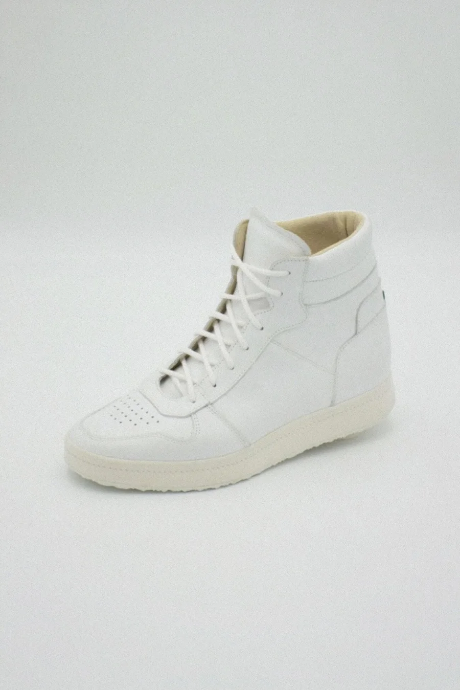 Weißer High-Top-Sneaker aus Leder mit Schnürung und heller Sohle
