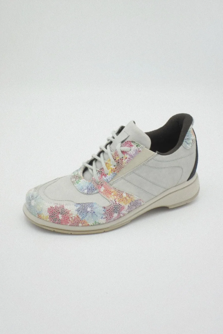Grauer Sneaker mit buntem Blumenmuster an Zehenbereich und Ferse