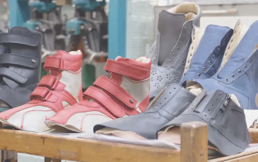 Orthopädische Schuhe mit Klettverschlüssen in verschiedenen Farben und Größen